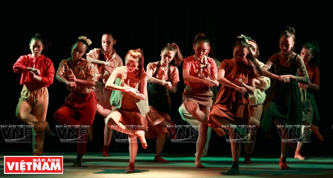 越法狂欢节期间的文艺表演。越南画报记者 山义 摄