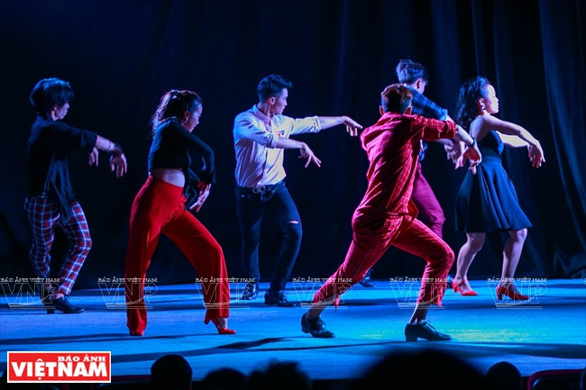 越法狂欢节期间的文艺表演。越南画报记者 山义 摄