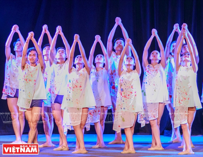 越法狂欢节期间的文艺表演。越南画报记者 山义 摄