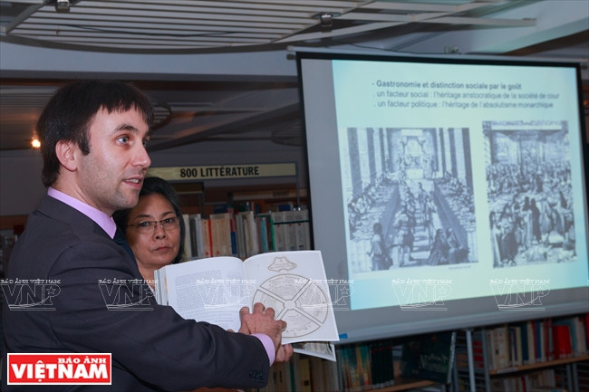 “法国美食精华”座谈会场景。越南画报记者 山义 摄