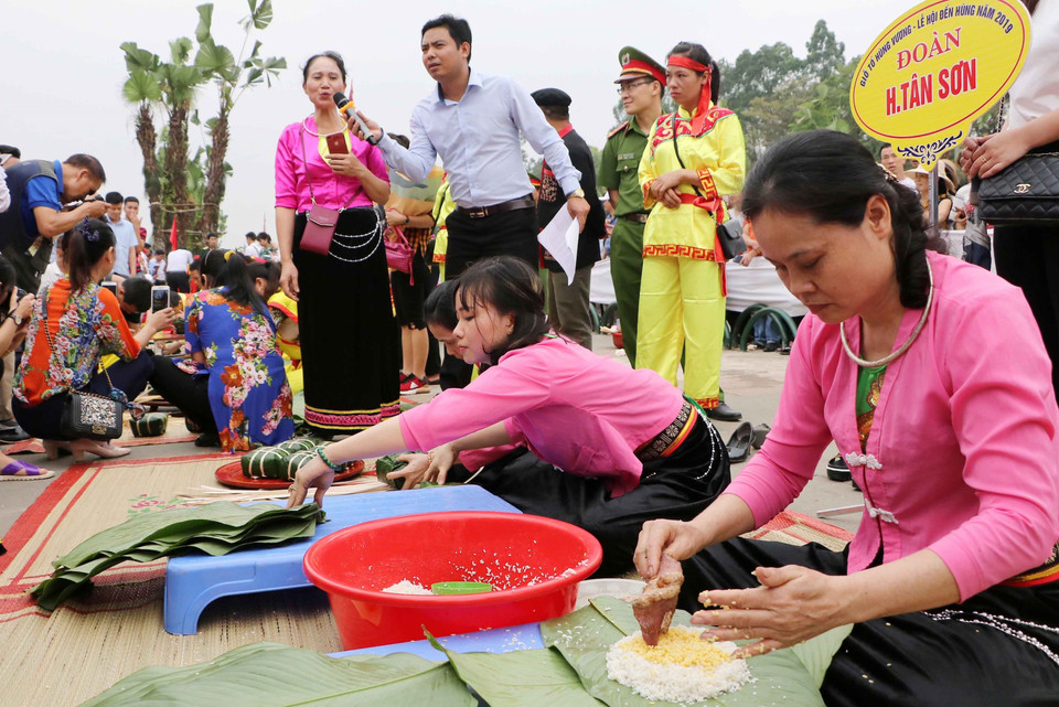 新山县队包粽子。越通社记者 忠坚 摄