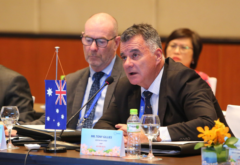 澳联社总编辑吉利斯（Tony Gillies）向韩联社英文经济部记者门车银优提问。越通社记者 成达 摄