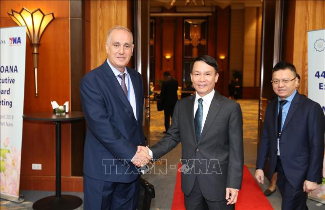 N越通社社长阮德利迎接亚通组织主席、阿塞拜疆国家通讯社社长阿尔斯兰•阿斯拉诺夫(Aslan Aslanov)出席会议。图自越通社 