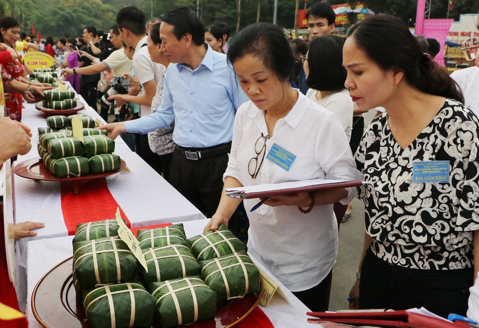 评委会评价参赛队包的粽子。越通社记者 忠坚 摄