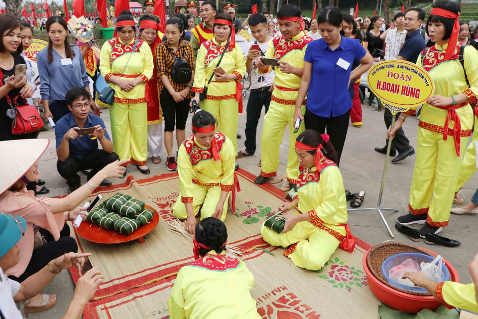 端雄县队认真地包粽子。越通社记者 忠坚 摄