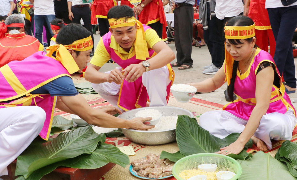锦溪县队包粽子。越通社记者 忠坚 摄