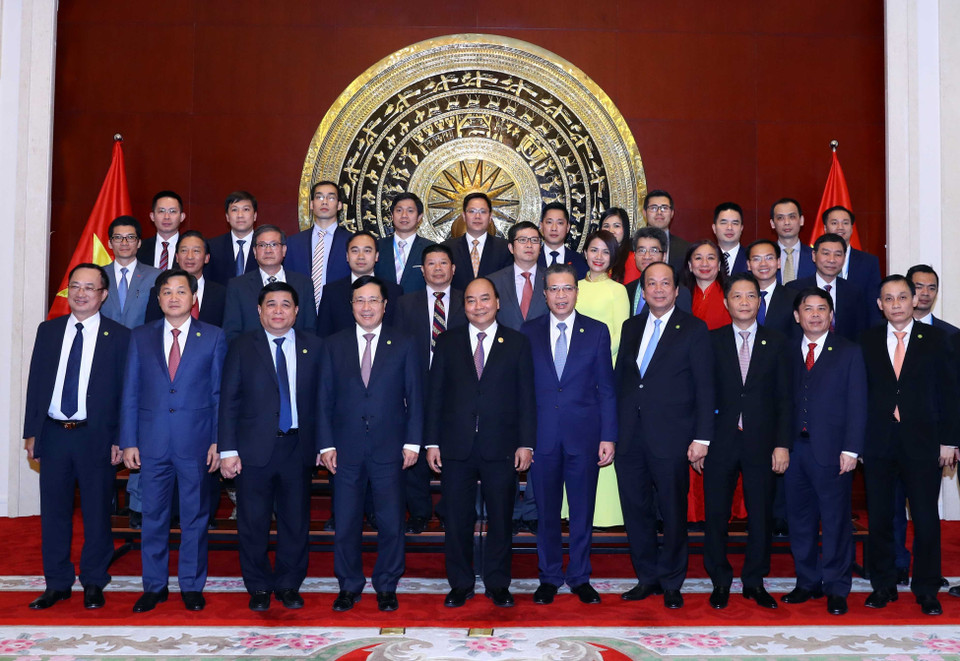 政府总理阮春福同越南驻中国大使馆工作人员和旅华越南人社群代表合影。越通社记者 统一 摄