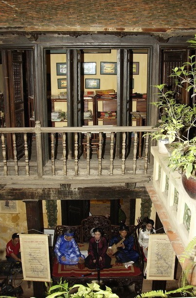 在马云街87号的遗产屋表演筹歌。越通社记者 英俊 摄