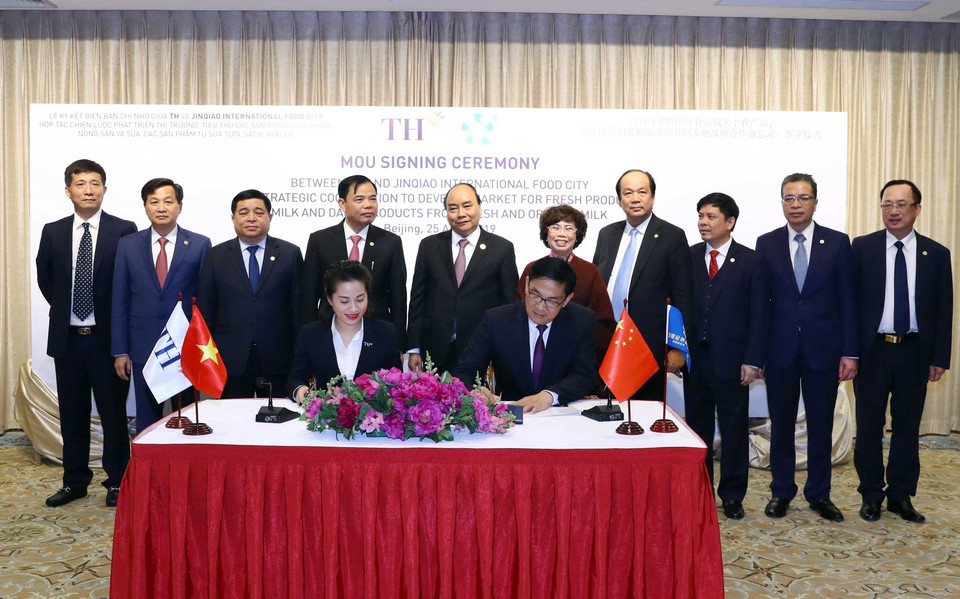 4月25日下午，政府总理阮春福出席越南TH True Milk集团与中国无锡金桥国际食品城之间关于食品、农产品、牛奶及奶制品销售市场发展战略合作备忘录签署仪式。越通社记者 统一 摄