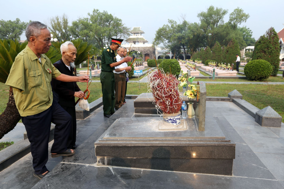 河内市巴维县古都乡老战士协会代表团前往A1烈士陵园向各位英雄烈士上香。越通社记者 英俊 摄