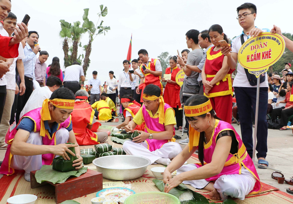 锦溪县队包粽子。越通社记者 忠坚 摄