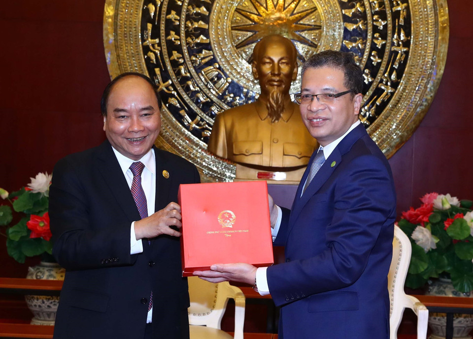 政府总理阮春福向越南驻中国大使馆大使邓明魁送礼品。越通社记者 统一 摄