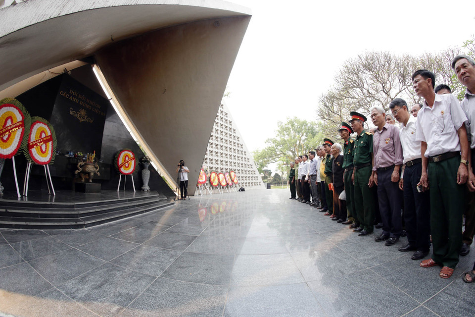 河内市巴维县古都乡老战士协会代表团前往A1烈士陵园向各位英雄烈士上香。越通社记者 英俊 摄