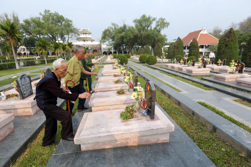 河内市巴维县古都乡老战士协会代表团前往A1烈士陵园向各位英雄烈士敬香。越通社记者 英俊 摄