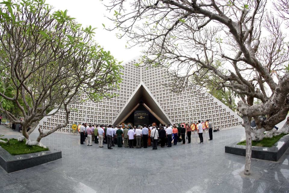 河内市巴维县古都乡老战士协会代表团前往A1烈士陵园向各位英雄烈士上香。越通社记者 英俊 摄