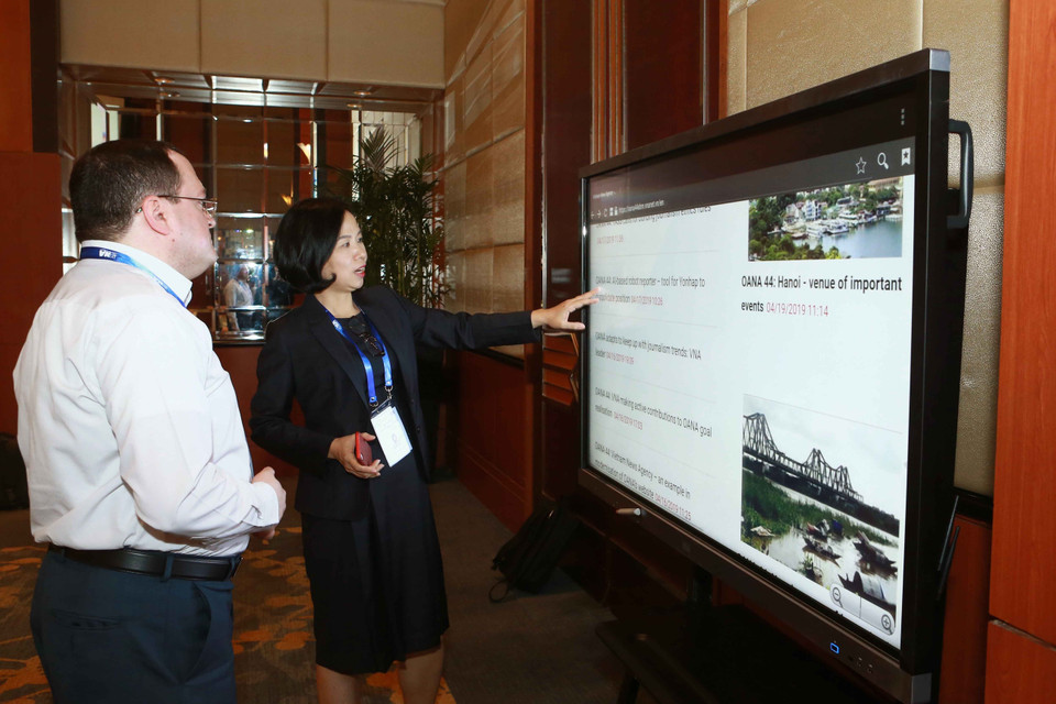 越通社副社长武越妆向与会代表介绍由越通社发行的OANA 44网站页面。越通社记者 尹晋 摄