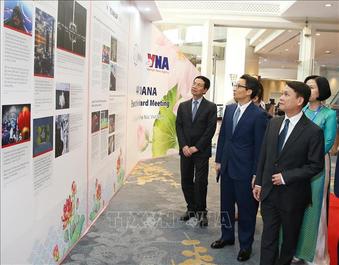 会议开幕前，政府副总理武德儋、信息传媒部部长和越通社社长阮德利等与会代表参观亚通组织各成员通讯社的展览。图自 越通社