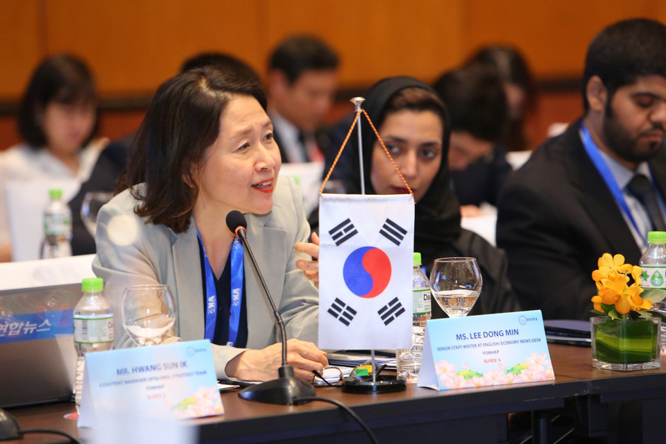 韩联社英文经济部记者门车银优作了关于假新闻和信息事实查核的演讲。越通社记者 成达 摄