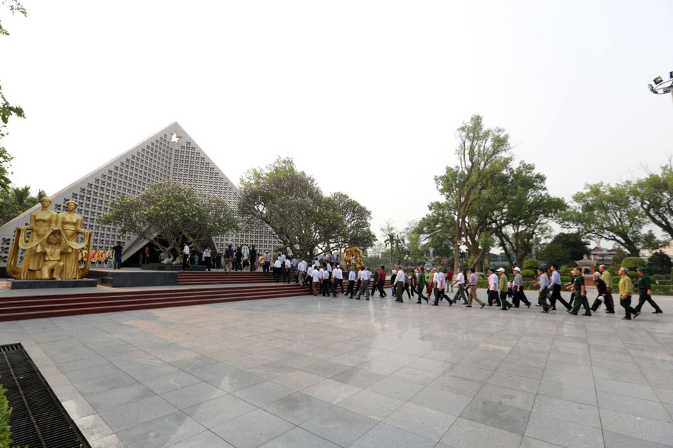 游客们前往A1烈士陵园向各位英雄烈士上香。越通社记者 英俊 摄