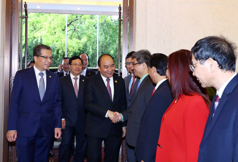 4月25日下午，越南政府总理阮春福亲切会见越南驻中国大使馆工作人员和旅华越南人社群。越通社记者 统一 摄