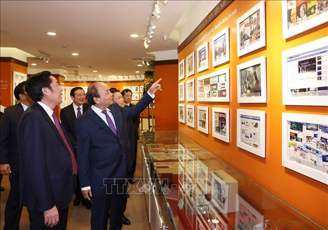 政府总理阮春福一行参观越通社史室。图自越通社