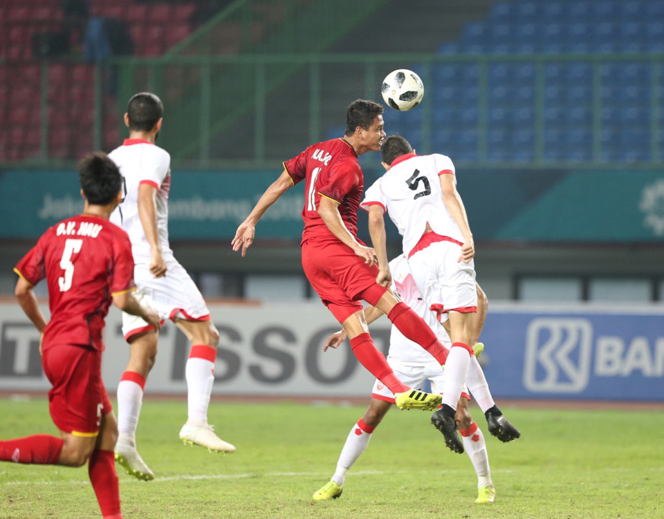 双方激烈角逐。