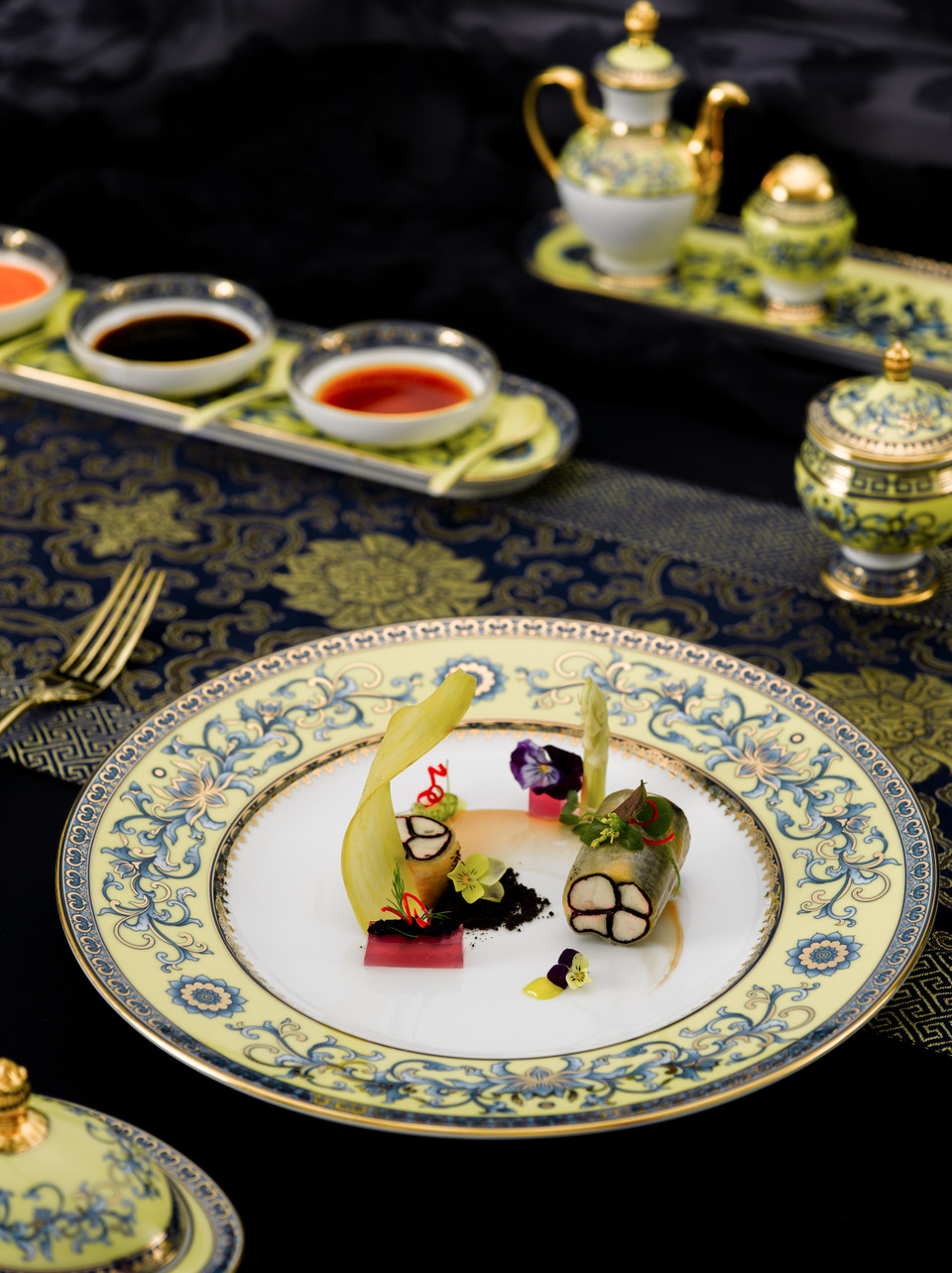 服务APEC晚宴的餐具。（图片来源：越通社）