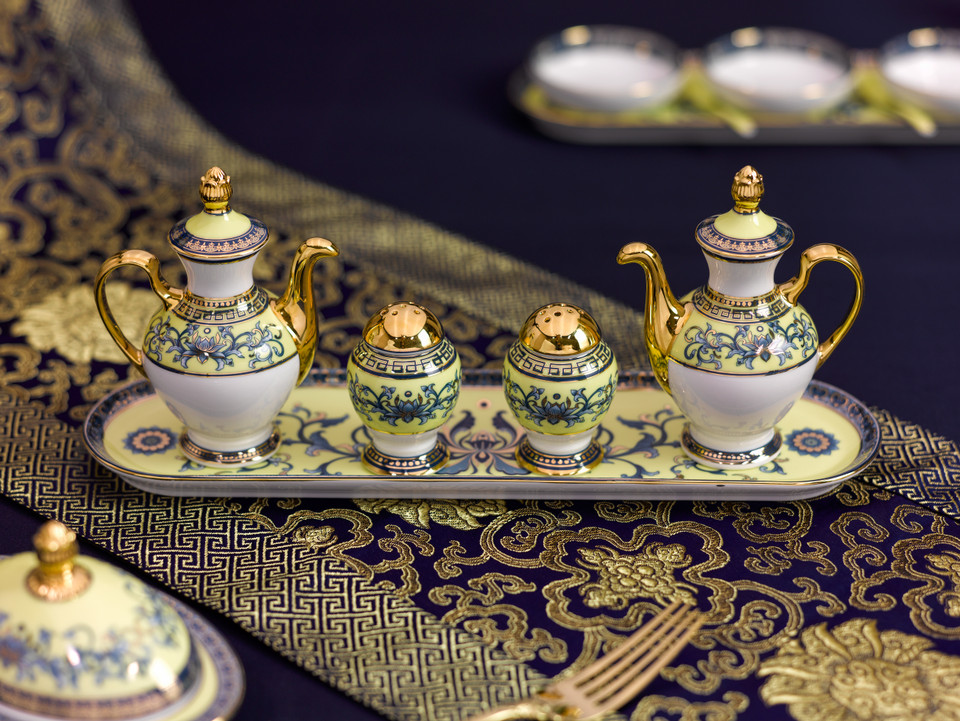 服务APEC晚宴的餐具。（图片来源：越通社）