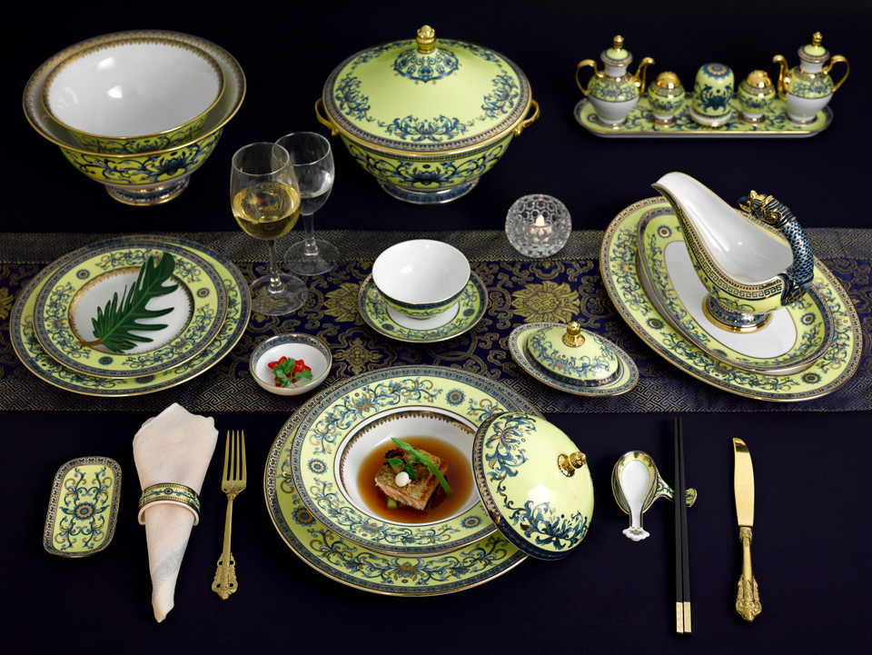 这是第二次APEC会议在越南举行，同时也是第二次明隆陶瓷器跟亚太地区最大事件同行。这不仅是明隆陶瓷器行业的骄傲，而还是越南陶瓷器行业的骄傲。图为：服务APEC晚宴的“黄连”餐具和茶具。（图片来源：越通社）