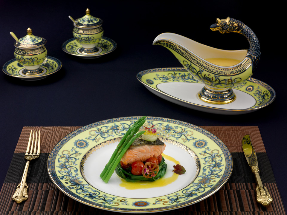 为了制作这些产品，该公司已使用从世界10多个国家进口的16种不同原材料，生产环节30多个。图为 服务APEC晚宴的餐具。（图片来源：越通社）