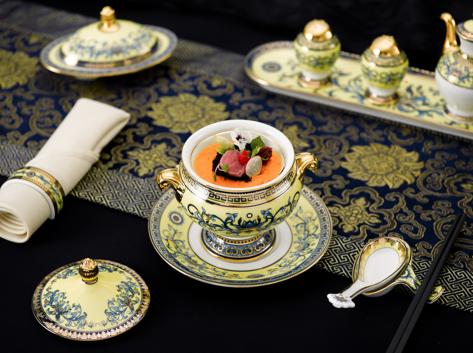 服务APEC晚宴的餐具。（图片来源：越通社）