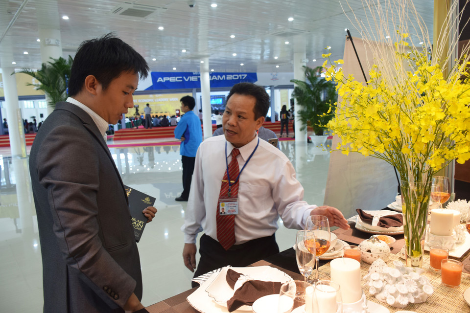 国际新闻中心展位展出明隆陶瓷器。（图片来源：越通社）