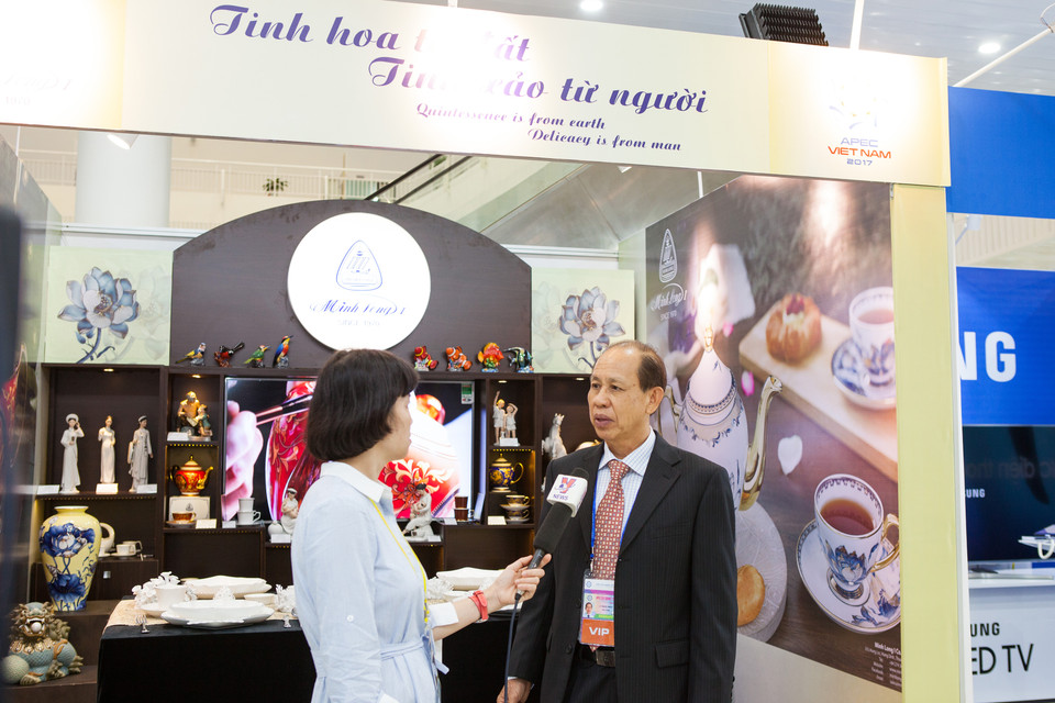 国际新闻中心展位展出明隆陶瓷器。（图片来源：越通社）