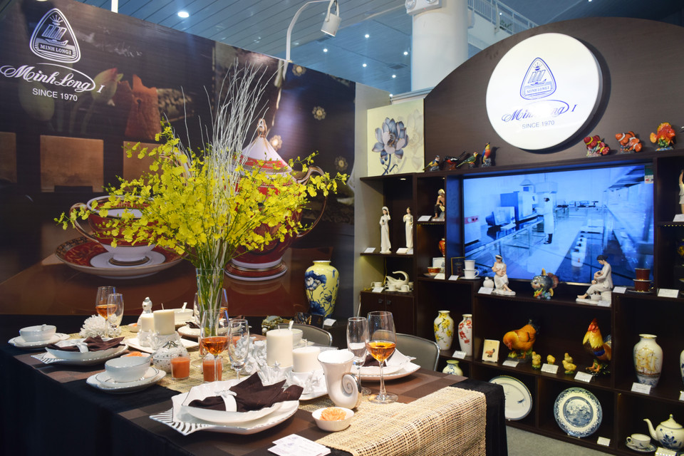 国际新闻中心展位展出明隆陶瓷器。（图片来源：越通社）