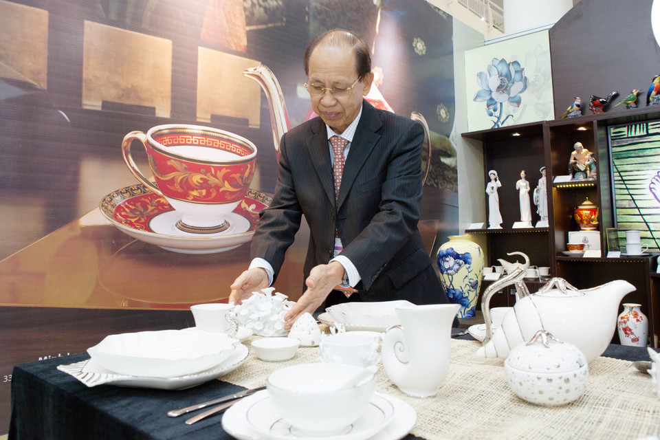 国际新闻中心展位展出明隆陶瓷器。（图片来源：越通社）