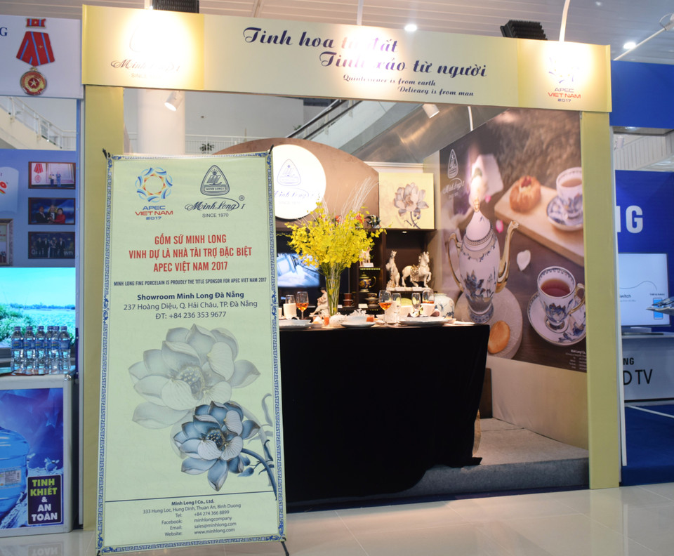 国际新闻中心展位展出明隆陶瓷器。（图片来源：越通社）