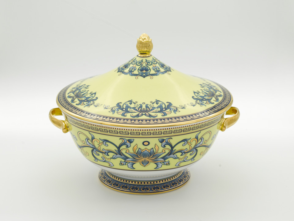 明隆公司于1995年开始投入服务出口。目前，该公司产品已出口到欧洲和美国。图文：服务APEC晚宴的餐具。（图片来源：越通社）