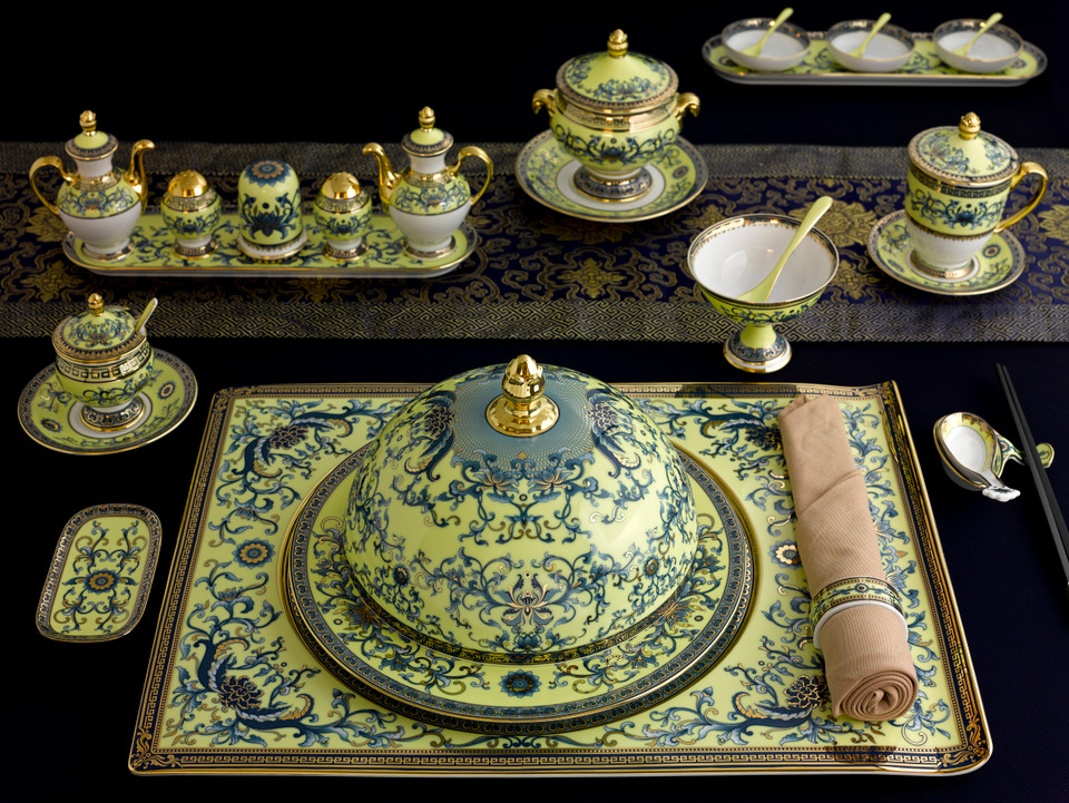 明隆公司现有工人2000多名。他们直接生产高级手工艺品。这些产品销往日本、法国和德国。图为服务APEC晚宴的餐具。（图片来源：越通社）