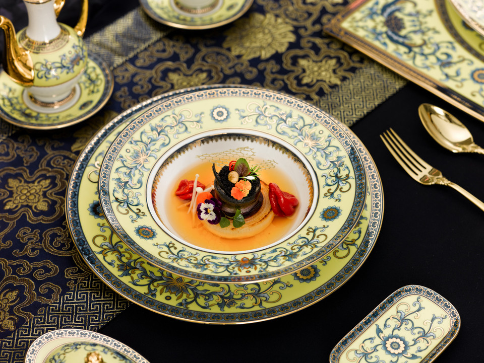 服务APEC晚宴的餐具。（图片来源：越通社）