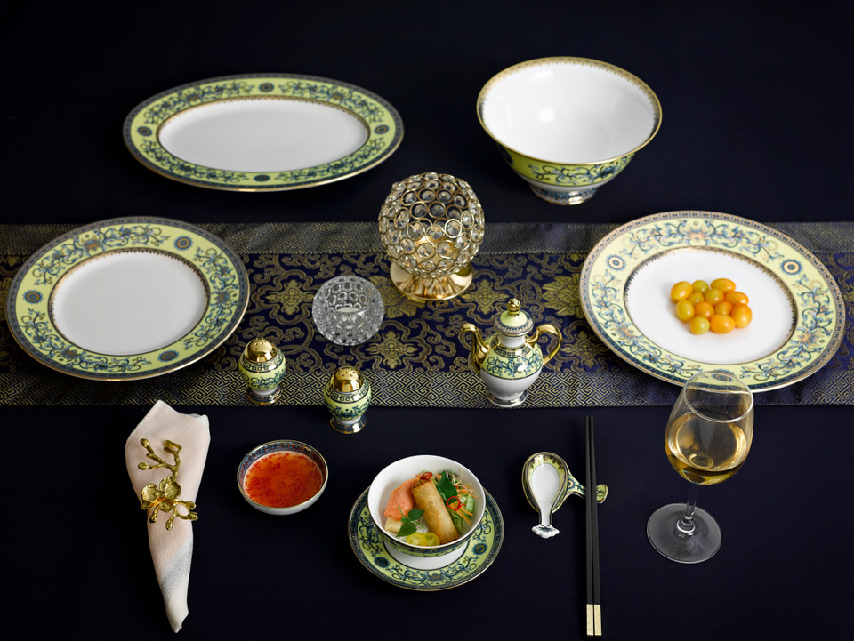 明隆陶瓷器对APEC的参与有助于向国际友人推介越南陶瓷器精髓和国家图的产品。图为服务APEC晚宴的餐具。（图片来源：越通社）