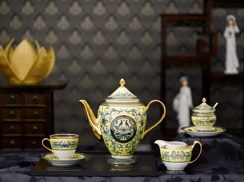 这是名为黄莲陶瓷餐具，其主要颜色为淡黄色和深蓝色。。（图片来源：越通社）