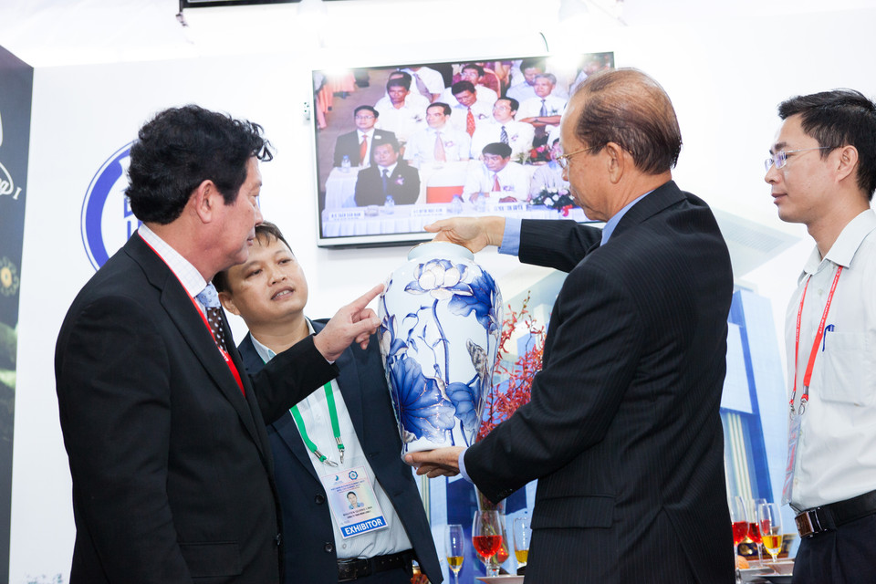 越南文化体育旅游部副部长黄永爱（左）参观明隆展位。（图片来源：越通社）