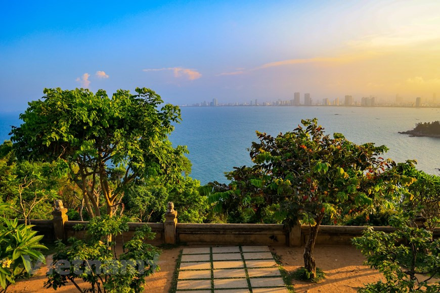 从灵应寺放眼望去是一望无际的蔚蓝色的海洋。图自Vietnam+