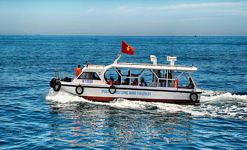 游客乘坐玻璃底船参观永希湾。图自越南画报