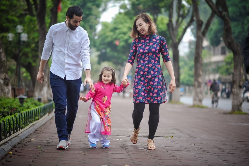 年轻快乐的家庭游玩散步。图自越通社