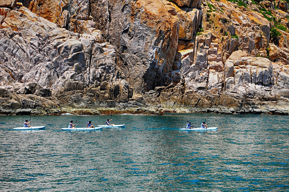 石崖礁景色雄伟壮观，一波又一波的海浪冲上高达20-30米的石崖，创造出美丽绝伦的景色。图自越南画报