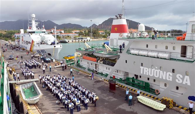 向长沙群岛上军民送去陆地新年气息。越通社记者光泰 摄