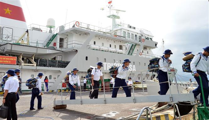 向长沙群岛上军民送去陆地新年气息。越通社记者光泰 摄