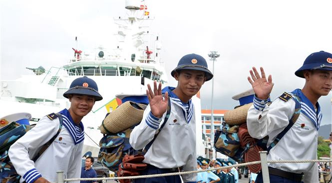 向长沙群岛上军民送去陆地新年气息。越通社记者光泰 摄