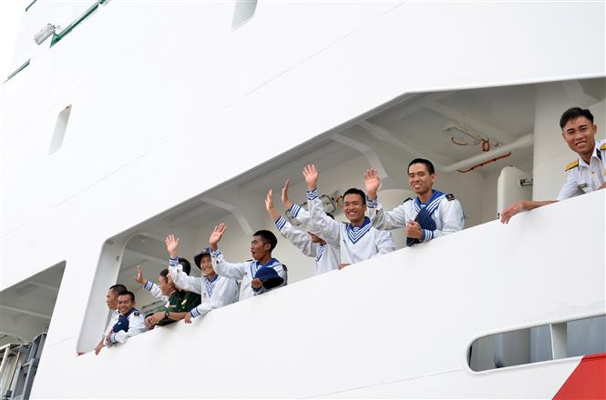  载满着新春货物和生活必需品的各艘货船离开庆和省金兰港驶往长沙，向长沙群岛上军民送去陆地新年气息。越通社记者光泰 摄